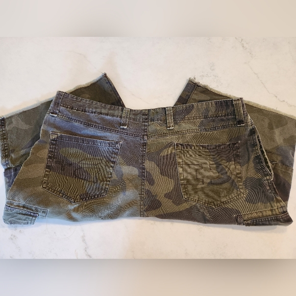 Camouflage cargo shorts - Picture 3 of 4